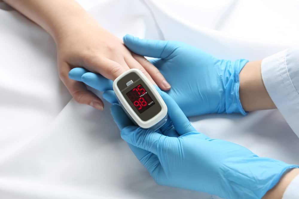 Vì sao máy đo nồng độ oxy trong máu cần thiết với bệnh nhân COVID-19?