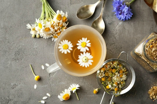 trà hoa cúc giúp giảm âu lo, căng thẳng